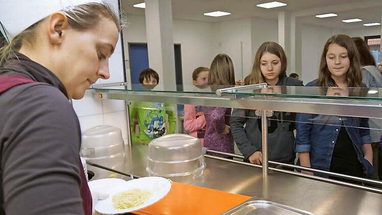 Schüler warten an der Theke. Fotos: Arkadius Guzy