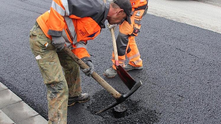 ... damit sich der Asphalt nicht an die Sohlen hängt, wenn sie einen Wasserschieber heben. Foto: Friedwald Schedel