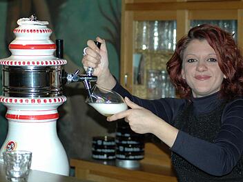 Maria Kitsou steht am Tresen der neuen Wildfleckener Gaststätte "Bei Maria", ehemals Pfeffermühle. Dort gibt es deutsche und griechische Küche. Foto: Sebastian Schmitt-Matthea