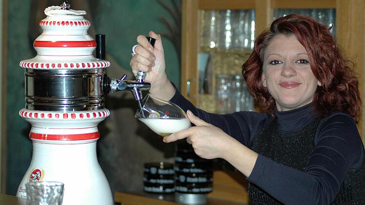 Maria Kitsou steht am Tresen der neuen Wildfleckener Gaststätte "Bei Maria", ehemals Pfeffermühle. Dort gibt es deutsche und griechische Küche. Foto: Sebastian Schmitt-Matthea