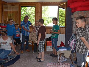 Katrin und Dieter Wolf kleiden ihre jungen Gäste nach der Ankunft erst einmal von Kopf bis Fuß neu ein. Foto: Rainer Lutz