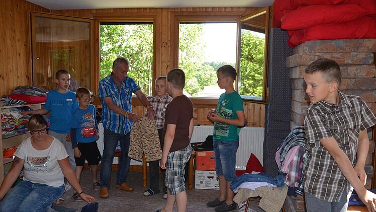 Katrin und Dieter Wolf kleiden ihre jungen Gäste nach der Ankunft erst einmal von Kopf bis Fuß neu ein. Foto: Rainer Lutz