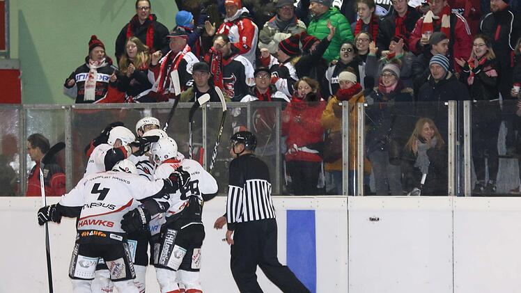Unglaublich: Neun Mal durften Spieler der Haßfurter "Hawks" und ihre Fans im Hintergrund beim Derby in Bad Kissingen jubeln und mussten sich doch geschlagen geben.