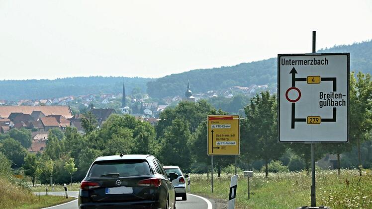 Weiträumig ist auf die Vollsperrung im Hambach hingewiesen und die Umleitungsstrecke beschildert, wie hier aus Richtung Haßfurt kommend vor Ebern, kurz vor der Abfahrt zur B 279. Helmut Will