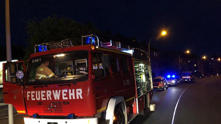 Im oberfr&auml;nkischen Hof ist ein Auto gegen eine Stra&szlig;enlaterne gekracht. Der Aufprall war offenbar so heftig, dass ein Rettungshubschrauber angefordert werden musste. Foto: Fricke/News 5