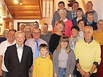 Stefan Palm (Zweiter von links), Sportabzeichen-Koordinator des TV 1889 Mitwitz, f&uuml;hrte auch in diesem Jahr seine Sch&uuml;tzlinge erfolgreich zum Deutschen Sportabzeichen. Auch BLSV-Kreisreferent Harald Kaiser (Dritter von links) gratulierte zur 50. Sportabzeichenverleihung des Mitwitzer Turnvereins.  Foto: Friedrich B&uuml;rger