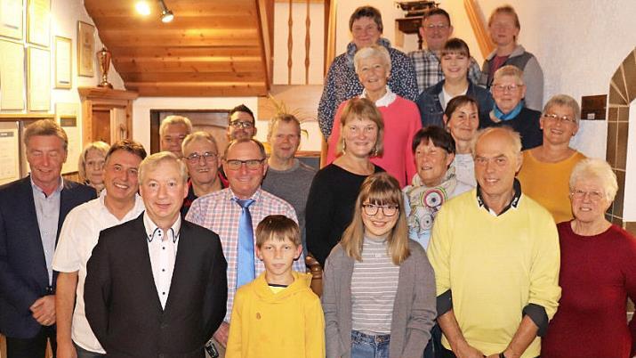 Stefan Palm (Zweiter von links), Sportabzeichen-Koordinator des TV 1889 Mitwitz, f&uuml;hrte auch in diesem Jahr seine Sch&uuml;tzlinge erfolgreich zum Deutschen Sportabzeichen. Auch BLSV-Kreisreferent Harald Kaiser (Dritter von links) gratulierte zur 50. Sportabzeichenverleihung des Mitwitzer Turnvereins.  Foto: Friedrich B&uuml;rger