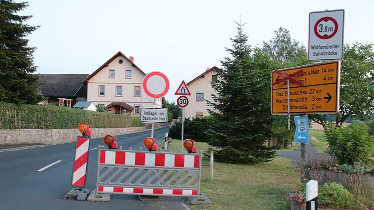 Fast sieben Wochen lang war die Staatsstraße zwischen Waizenbach und Gräfendorf gesperrt. Am 6. August wird die Vollsperrung aufgehoben, halbseitige Sperrungen gibt es aber noch zwei Wochen länger.
