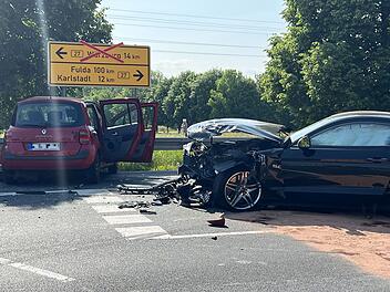 Schwerer Unfall auf der B27: Autofahrer lebensbedrohlich verletzt