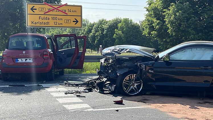 Schwerer Unfall auf der B27: Autofahrer lebensbedrohlich verletzt