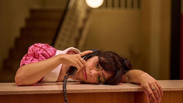 Hotelchefin Milie (Tamara Romera Gin&eacute;s) macht es immer allen recht. Doch ihr gro&szlig;es Herz steht ihren eigenen Interessen oft im Weg. Schafft sie es, den Prinzenhof zu erhalten und auch mal "Nein" zu sagen?