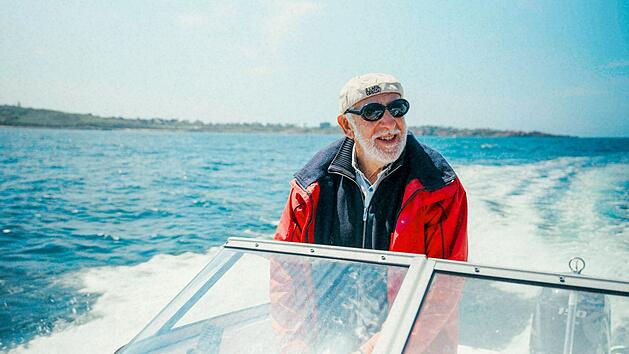 Nordfrankreich ist seine zweite Heimat. Sohn Johannes ist hier vorwiegend aufgewachsen. Dieter Hallervorden steuert sein Motorboot auf dem Atlantik.