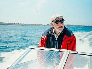 Nordfrankreich ist seine zweite Heimat. Sohn Johannes ist hier vorwiegend aufgewachsen. Dieter Hallervorden steuert sein Motorboot auf dem Atlantik.