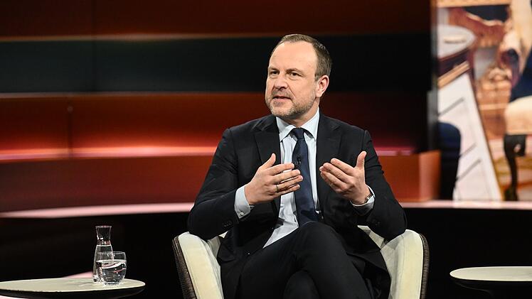 Politologe Peter Neumann schlug einen vorsichtigen Weg vor. Seiner Meinung nach sollten diejenigen, die Zugang zu Trump haben, diesen nutzen.