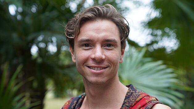 "Stranger Sins"-Darsteller Eric Osterlund hat sich bei einem Reitunfall einen Wirbelbruch zugezogen. Seitdem ist er querschnittsgel&auml;hmt.