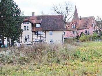 Hier könnte ein Supermarkt entstehen, doch seit Jahren liegt  die Fläche brach. Foto:  Josef Hofbauer