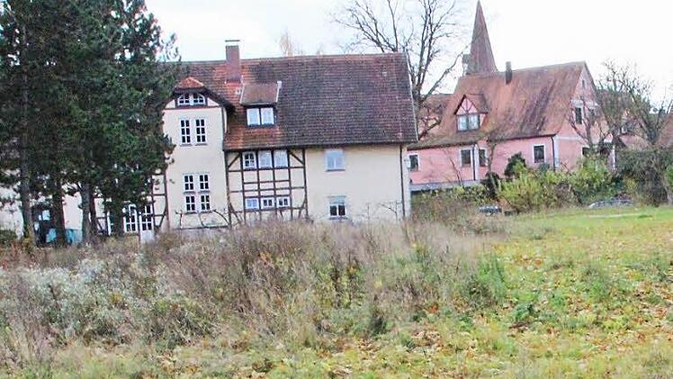 Hier könnte ein Supermarkt entstehen, doch seit Jahren liegt  die Fläche brach. Foto:  Josef Hofbauer