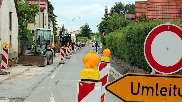 Drei Sperrungen von Staatsstraßen, wie diese Baustelle in der Gaibacher Ortsdurchfahrt, haben in der vergangenen Woche die Verkehrssituation bei Hochwasser rund um Volkach zusätzlich verschärft. Kein Grund für die Kommentare von Ingrid Dusolt, meinen deren Stadtratskollegen.  Fotos: fp