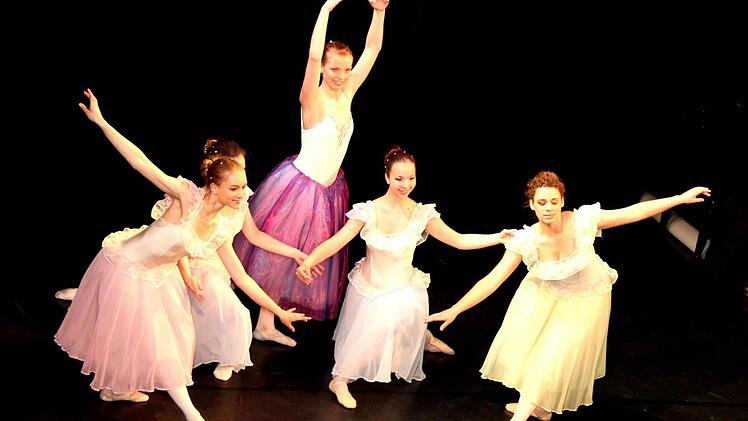 Die Prinzessin (Annika, hinten) freut sich über ihre Rückkehr.