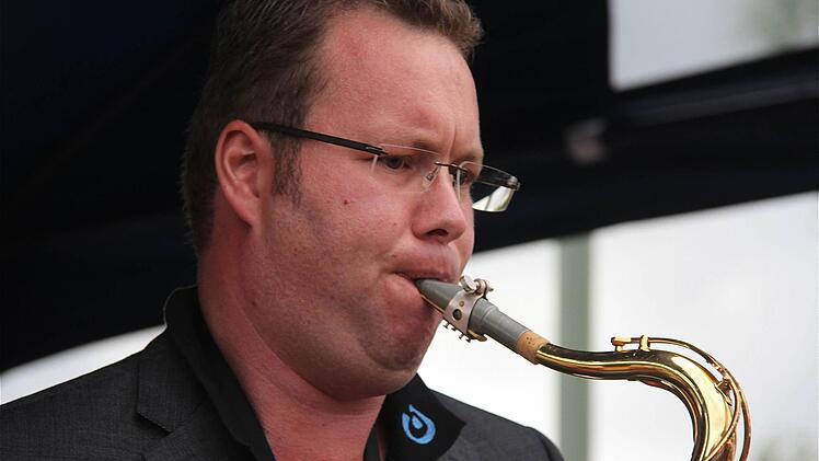 Werkstattleiter Thomas Porkristl greift zum Saxophon.