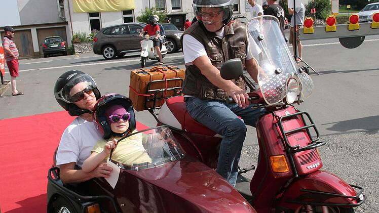 Selten: Eine Vespa mit Beiwagen, die hier von Horst-Peter Reschka gesteuert wird. Im Beiwagen seine Ehefrau Renate und seine Enkelin Laura.
