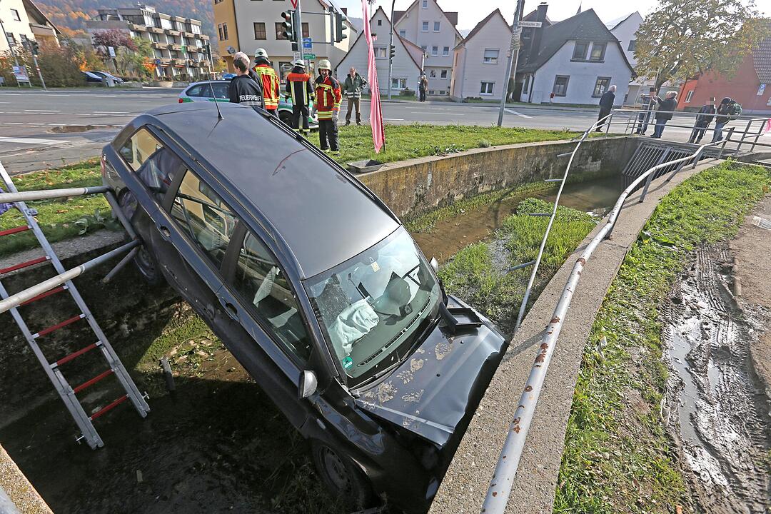 Auto landet im Bach