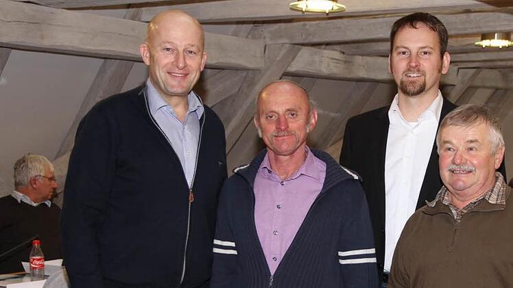 Bürgermeister Claus Schwarzman hat Harald Bürger (2. v. r.), Alfons Pinsel (r.) und der Tiefenstürmiger Martin Dennerlein (2. v. l.) zu neuen Feldgeschworenen vereidigt.