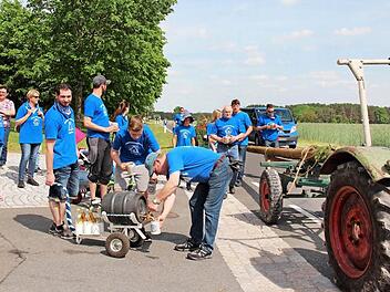 Für eine kurze Trinkpause muss der Kirchweihbaum auf dem Anhänger warten. Fotos: Johanna Blum