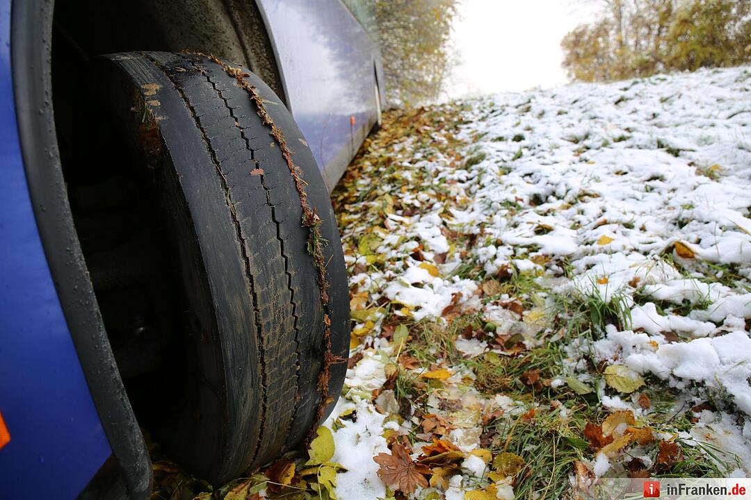 Schulbusunglück bei erstem Schnee – Bus rutscht 300 Meter den Hang hinab – Kinder zum Glück keine im Bus