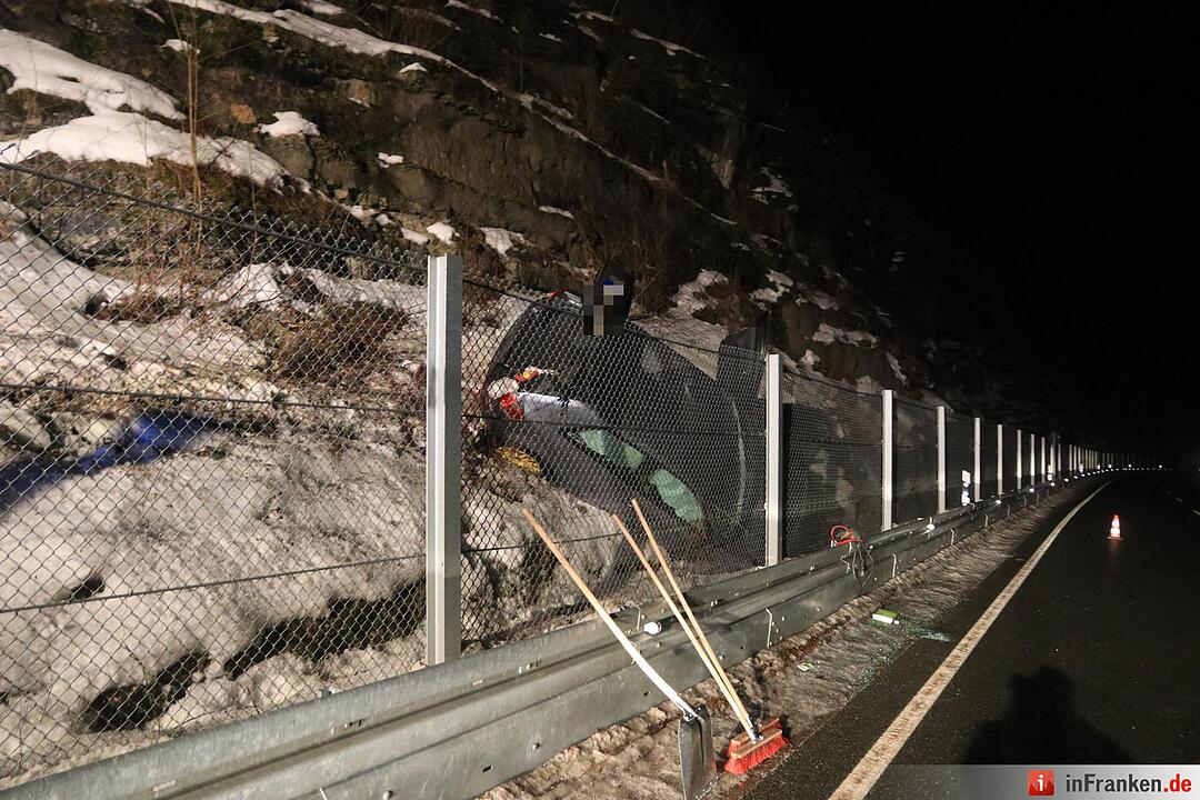 Audi A3 zwischen Fels und Steinfangzaun eingeklemmt - Beide Insassen nur leicht verletzt