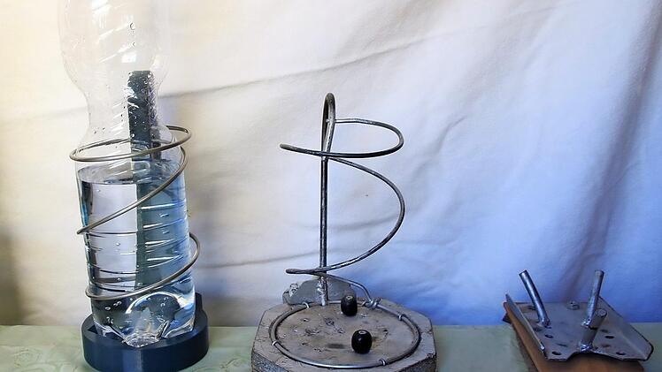 Von der ersten Idee bis zum fertigen Entwurf: Ganz rechts ist der erste provisorische Halter, dann folgte eine weitere Version, ehe nun die Serienreife für PET-Flaschen erreicht war. Foto: Heike Beudert