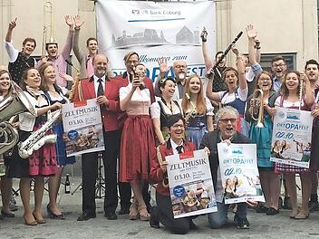 Freuen sich aufs "oktOPAfest" und auf die "Zeltmusik": Musiker der Original Prinz Albert Blasmusik, des Musikvereins Beiersdorf, der Blaskapelle Meeder, der Wachberg Musikanten sowie einige Sponsoren.  Foto: Christian Limpert