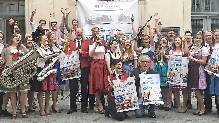 Freuen sich aufs "oktOPAfest" und auf die "Zeltmusik": Musiker der Original Prinz Albert Blasmusik, des Musikvereins Beiersdorf, der Blaskapelle Meeder, der Wachberg Musikanten sowie einige Sponsoren.  Foto: Christian Limpert