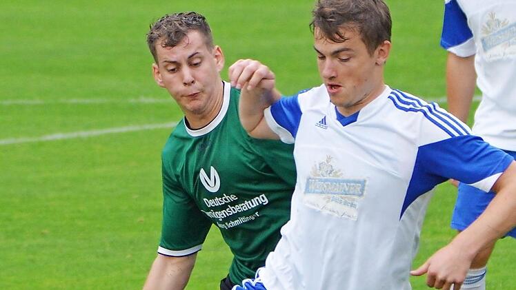 Weismains Doppeltorsch&uuml;tze Johannes P&uuml;ls (r.) im Zweikampf Arnsteins Patrick Sch&uuml;tz Foto: G. Czepera