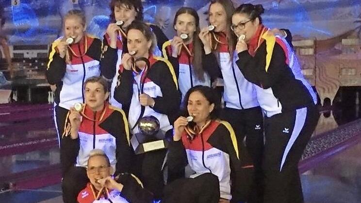Das siegreiche Bamberger Team (v.&nbsp;l.): Laura Lamprecht, Alina Dollheimer, Beata Wlodarczyk, Daniela Kicker, Ioana Antal, Corinna Kastner, Ines Maricic und Melissa Stark; liegend: Sina Bei&szlig;er Foto: privat
