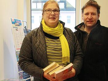 Christine Weipert und Karl-Heinz Muder beteiligten sich auch an der Aktion Buch gegen Spende.  Susanne Will