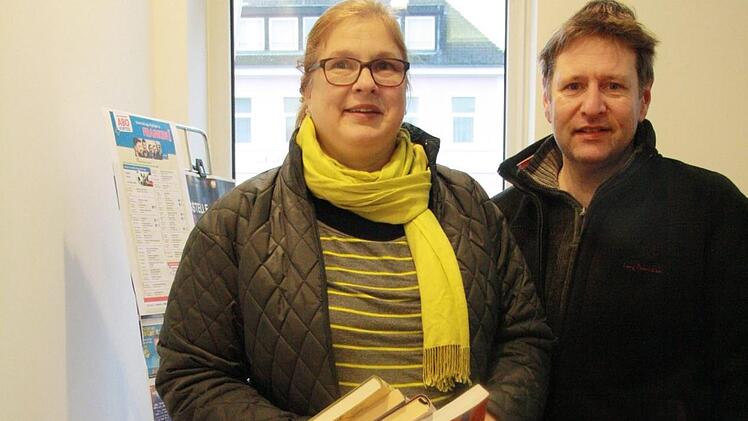 Christine Weipert und Karl-Heinz Muder beteiligten sich auch an der Aktion Buch gegen Spende.  Susanne Will