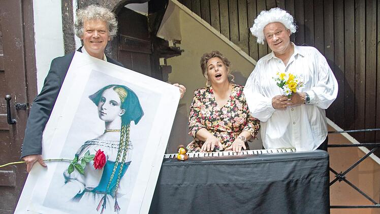 Martin Neubauer, Beate und Pieter Roux (von links) im Zeichen von "Friederike" Foto: p