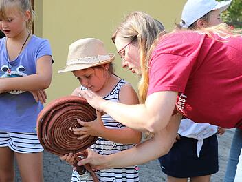 Den richtigen Dreh muss man beim Ausrollen eines Feuerwehrschlauches raushaben. Foto: Janina Reuter-Schad