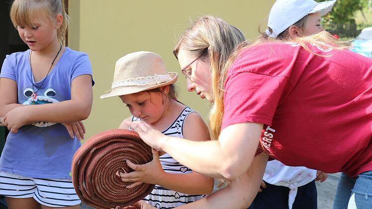 Den richtigen Dreh muss man beim Ausrollen eines Feuerwehrschlauches raushaben. Foto: Janina Reuter-Schad