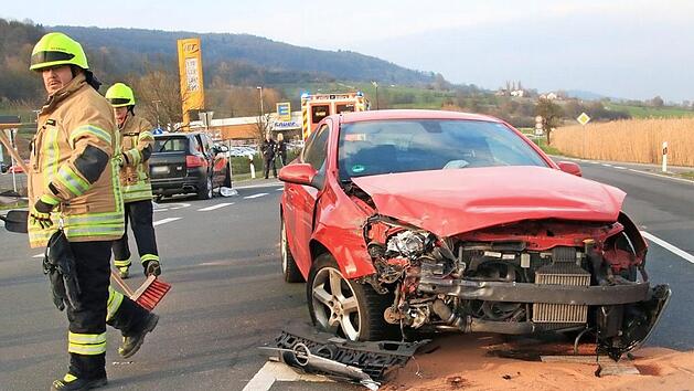 An den Fahrzeugen entstand Totalschaden, die beteiligten Personen kamen mit leichten Verletzungen davon.  Foto: Josef Hofbauer