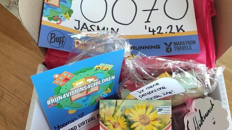Blick in Jassis "Goodie Bag": Neben der Startnummer gibt's auch Stärkendes.