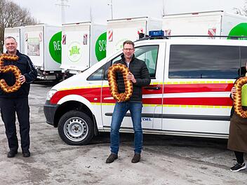 Bad Kissingens Stadtbrandinspektor Harald Albert (links) nahm die essbare Spendensumme &uuml;ber 500 Euro von B&auml;ckereigesch&auml;ftsf&uuml;hrer Johannes Schmitt (Mitte) und B&auml;ckereifachverk&auml;uferin Verena Simon entgegen. Foto: Foto:  Christine Wei&szlig;enberger