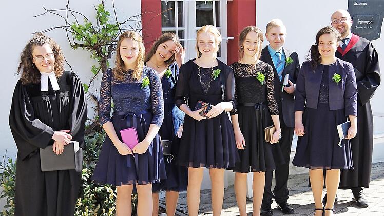 Die Konfirmanden mit Pfarrerin Rebekka P&ouml;hlmann und Regionalreferent Sascha Fritsche (v.l.): Elina Koch, Lena Prasser, Lilly Wohlfahrt, Lilli Heyder, Ben Feuerpfeil und Josephine Schlegel