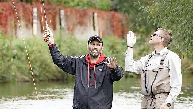 Beim Fliegenangeln ist Fingerspitzengefühl gefragt. Holger Herold (rechts), 45-jähriger Technischer Sekretär an der Hochschule Coburg, ist einer der erfahrensten Fliegenfischer Deutschlands. Von seinen Ratschlägen profitierte auch unser Sportredakteur Christoph Böger.