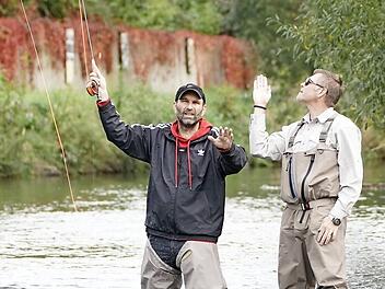 Beim Fliegenangeln ist Fingerspitzengef&uuml;hl gefragt. Holger Herold (rechts), 45-j&auml;hriger Technischer Sekret&auml;r an der Hochschule Coburg, ist einer der erfahrensten Fliegenfischer Deutschlands. Von seinen Ratschl&auml;gen profitierte auch unser Sportredakteur Christoph B&ouml;ger.