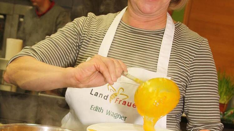 Edith Wagner serviert Kürbissuppe.