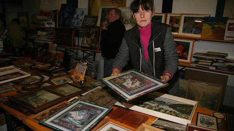 Sogar Gemälde gibt es beim Flohmarkt.