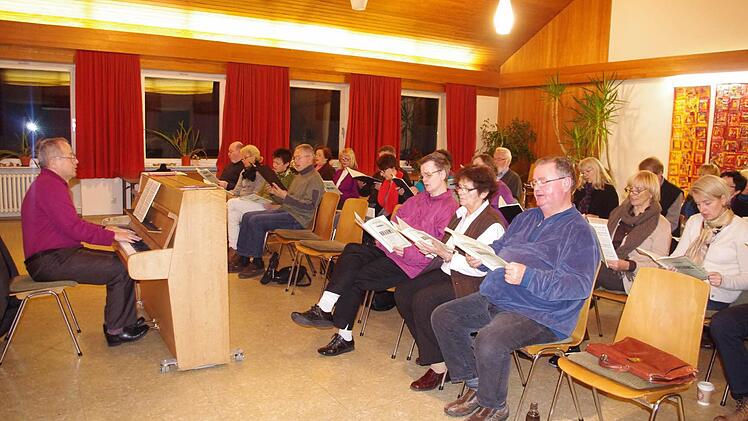 Der Dekanats-Chor Kronach bereitet sich unter Leitung von Marius Popp (links) auf  "Ein deutsches Requiem" vor. Foto: Heike Schülein