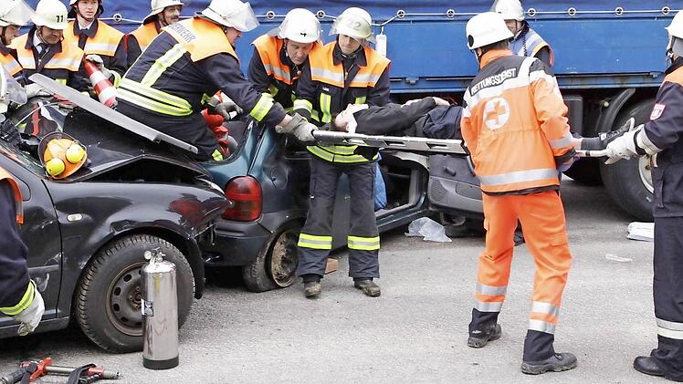 Viele Hände sind notwendig, um vorsichtig zu bergen.